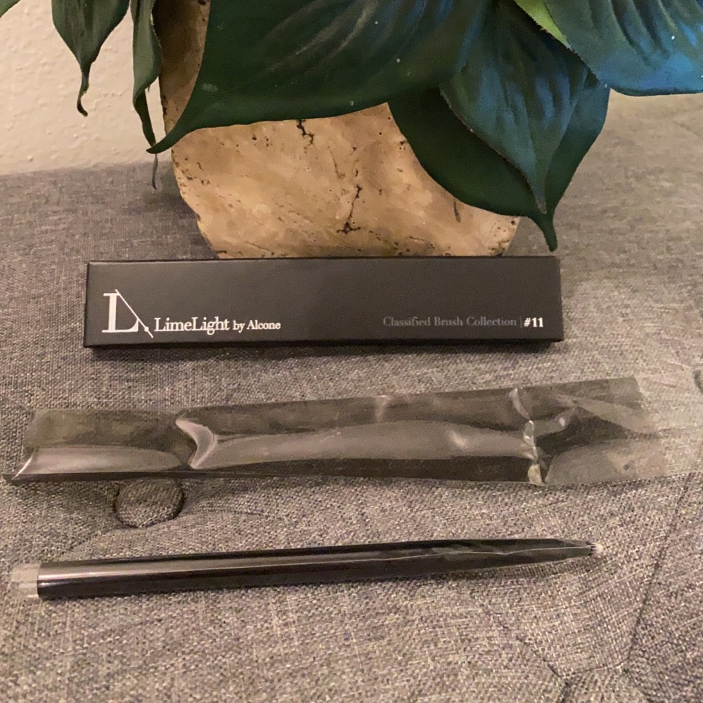 LimeLight by Alcone #11  Smokey Liner Brush